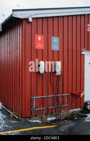 Oslo, Norvège- 19 novembre 2020: Station de charge de véhicule électrique Tesla.station de charge de maison Tesla. Énergies alternatives Banque D'Images