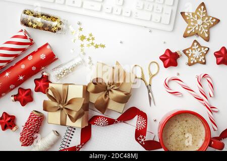 espace de travail de noël avec clavier pour ordinateur portable, carnet de croquis, emballage de cadeaux de noël. pose à plat Banque D'Images