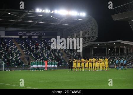 L'Irlande du Nord et la Roumanie font une pause d'une minute pour se souvenir des victimes d'un incendie dans un hôpital de Piatra Neamt, en Roumanie, le samedi 14 novembre, avant le match de l'UEFA Nations League à Windsor Park, Belfast. Banque D'Images