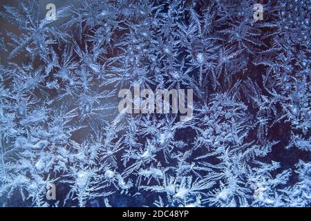 Motif de cristaux de glace sur la fenêtre Banque D'Images