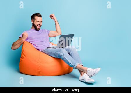 Pleine longueur de la photo de corps de freelance barbu gestante comme ordinateur portable primé isolé sur un arrière-plan bleu vif Banque D'Images