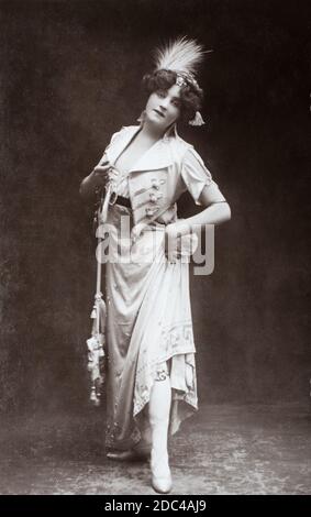 La célèbre actrice et chanteuse anglaise édouardienne Evie Greene (1875 – 1917), tirée d'une carte postale photographique de l'époque. Banque D'Images