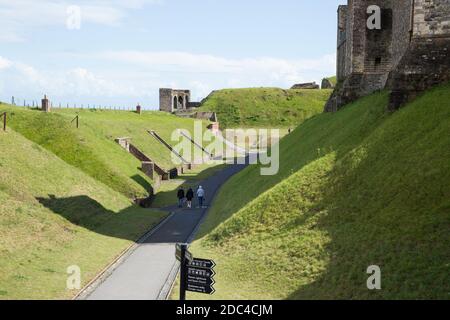 Défenses entre le mur-rideau extérieur (à gauche) et les murs du circuit intérieur du château de Douvres, Douvres, Kent. ROYAUME-UNI. La tour Avranches est au milieu à gauche contre le ciel bleu. (121) Banque D'Images