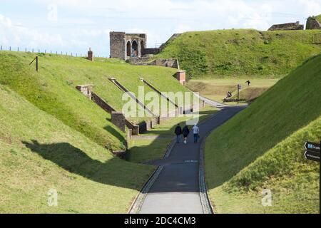 Défenses entre le mur-rideau extérieur (à gauche) et les murs du circuit intérieur du château de Douvres, Douvres, Kent. ROYAUME-UNI. La tour Avranches est au milieu à gauche contre le ciel bleu. (121) Banque D'Images