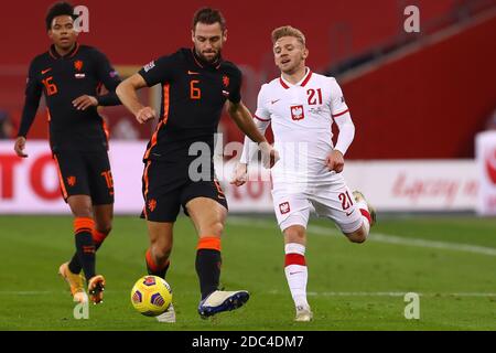 CHORZOW, POLOGNE - NOVEMBRE 18 : Stefan de Vrij des pays-Bas, Kamil Jozwiak de Pologne pendant le match de la Ligue des Nations de l'UEFA entre la Pologne et les pays-Bas au stade Silésien du 18 novembre 2020 à Chorzow, pays-Bas (photo de Marcel ter Bals/Orange Pictures) Banque D'Images