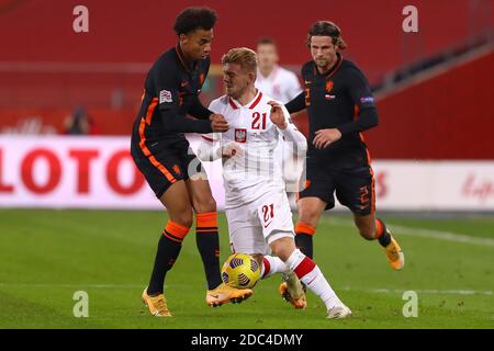 CHORZOW, POLOGNE - NOVEMBRE 18: G-D: Calvin Stengs des pays-Bas, Kamil Jozwiak de Pologne pendant le match de la Ligue des Nations de l'UEFA entre la Pologne et les pays-Bas au stade Silésien du 18 novembre 2020 à Chorzow, pays-Bas (photo de Marcel ter Bals/Orange Pictures) Banque D'Images