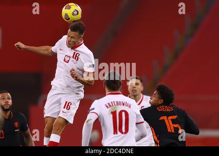 CHORZOW, POLOGNE - NOVEMBRE 18 : Arkadiusz Reca de Pologne, Grzegorz Krychowiak de Pologne, Calvin Stengs des pays-Bas lors du match de la Ligue des Nations de l'UEFA entre la Pologne et les pays-Bas au stade Silésien du 18 novembre 2020 à Chorzow, pays-Bas (photo de Marcel ter Bals/Orange Pictures) Banque D'Images