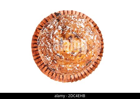 Muffin aux copeaux de chocolat et de sucre en poudre, isolé sur fond blanc. Vue de dessus Banque D'Images