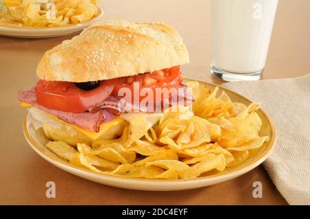 Un sandwich au rôti de bœuf et un verre de lait Banque D'Images