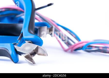 Câblage coloré et pince à outils utilisés dans l'installation électrique, isolée sur fond blanc Banque D'Images