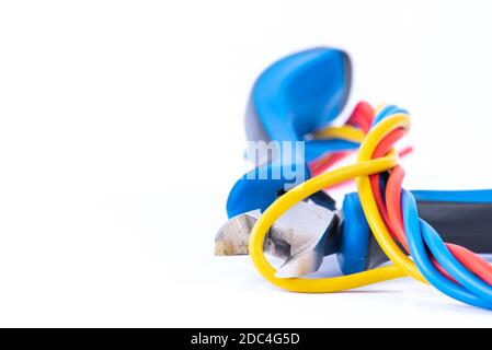 Pince pour installation électrique et gros plan de câblage, isolée sur blanc Banque D'Images