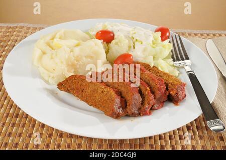 Une assiette de pain de viande avec purée de pommes de terre Banque D'Images