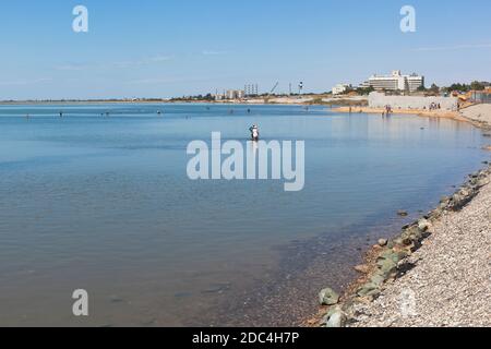 Saki, Crimée, Russie - 23 juillet 2020 : lac de saki avec des vacanciers engagés dans la boue thérapeutique dans la ville de Saki, Crimée Banque D'Images