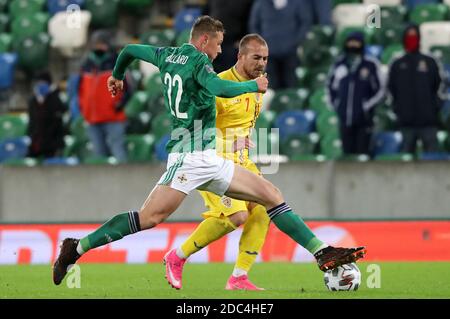 Daniel Ballard (à gauche), d'Irlande du Nord, et Denis Alibec, de Roumanie, se battent pour le ballon lors du match de l'UEFA Nations League à Windsor Park, Belfast. Banque D'Images