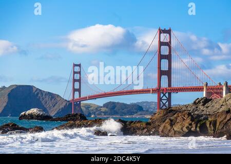 Vagues se brisant sur Baker Beach en face du Golden Gate Bridge à San Francisco, en Californie Banque D'Images