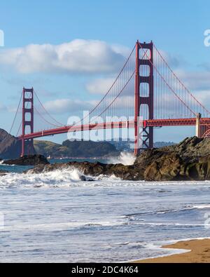 Vagues se brisant sur Baker Beach en face du Golden Gate Bridge à San Francisco, en Californie Banque D'Images