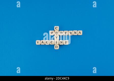 Image couleur horizontale avec vue de face du nom de la société pharmaceutique écrit avec des lettres en bois sur fond bleu. Course pour trouver le vacc Banque D'Images