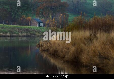 Un shiel de Westford sur le côté écossais de la rivière Tweed De Norham Boathouse Banque D'Images