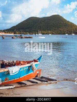 Bateau se lançant dans les eaux des Caraïbes en face des montagnes Banque D'Images