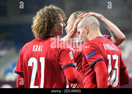 Pilsen, République tchèque. 18 novembre 2020. L-R Tchèque ZDENEK ONDRASEK (À DROITE) célèbre un but lors du match du Groupe B2 de la Ligue des Nations de l'UEFA, République Tchèque contre Slovaquie, le 18 novembre 2020, à Pilsen, République Tchèque. Crédit: Miroslav Chaloupka/CTK photo/Alamy Live News Banque D'Images