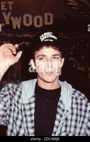 L'acteur Luke Perry de Beverly Hills 90210 à Planet Hollywood à New York, le 4 février 1993, pour avoir mis ses empreintes et autographes dans une bande de ciment. Banque D'Images