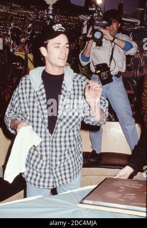 L'acteur Luke Perry de Beverly Hills 90210 à Planet Hollywood à New York, le 4 février 1993, pour avoir mis ses empreintes et autographes dans une bande de ciment. Banque D'Images