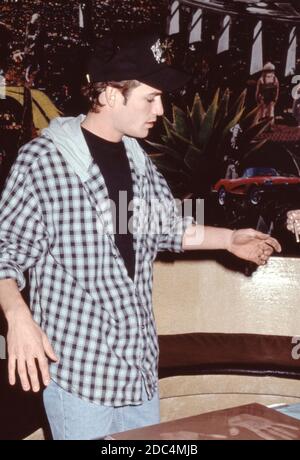 L'acteur Luke Perry de Beverly Hills 90210 à Planet Hollywood à New York, le 4 février 1993, pour avoir mis ses empreintes et autographes dans une bande de ciment. Banque D'Images