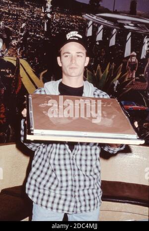 Beverly Hills 90210 Luke Perry tient ses empreintes de ciment et autographes à Planet Hollywood à New York le 4 février 1993 Banque D'Images