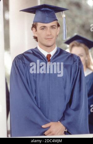 Beverly Hills 90210 Luke Perry dépeint Dylan Michael McKay dans cette photo de remise des diplômes Banque D'Images