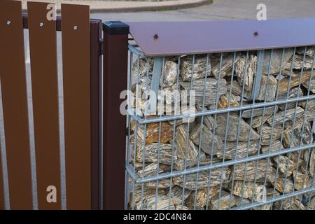 Gabion. Gros plan d'une clôture construite avec des pierres placées dans des paniers en acier. Banque D'Images