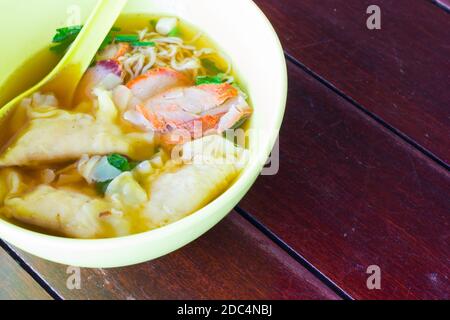 Cuisine chinoise, Wonton pour une image gastronomique traditionnelle de boulettes sur fond de bois. Banque D'Images