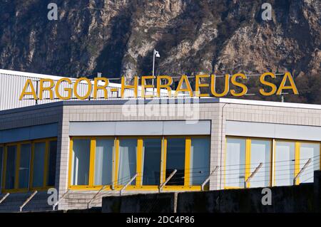 Mendrisio, Tessin, Suisse - 16 novembre 2020 : panneau Argor-Heraeus sa accroché au siège de Mendrisio. Argor-Heraeus est des métaux précieux Banque D'Images