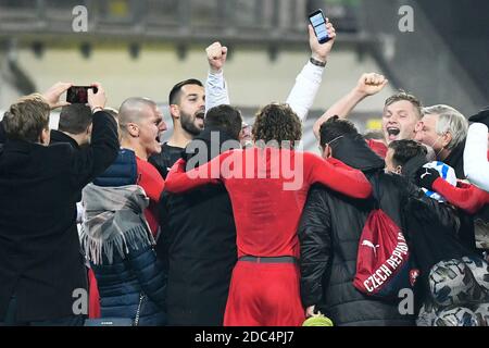 Pilsen, République tchèque. 18 novembre 2020. L'équipe nationale tchèque de football célèbre une victoire après le match du groupe B2 de la Ligue des Nations de l'UEFA, République tchèque contre Slovaquie, le 18 novembre 2020, à Pilsen, République tchèque. Crédit: Miroslav Chaloupka/CTK photo/Alamy Live News Banque D'Images