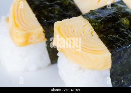 gros plan sur les sushis aux œufs de tamako, en mettant l'accent sur les œufs en rouleau Banque D'Images