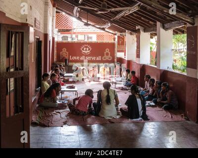 Inde, Gujarat, Ahmedabad, Ashram de Gandhi, Saharmati, ONG Manav Sadhna enseignant les défavorisés basés dans l'ashram, le front de la rivière Saharmati. Banque D'Images