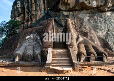 La dernière ascension jusqu'au sommet de la forteresse de Sigiriya Rock au Sri Lanka passe de la plate-forme du lion à travers l'énorme pierre sculptée des mâchoires du Lion. Banque D'Images