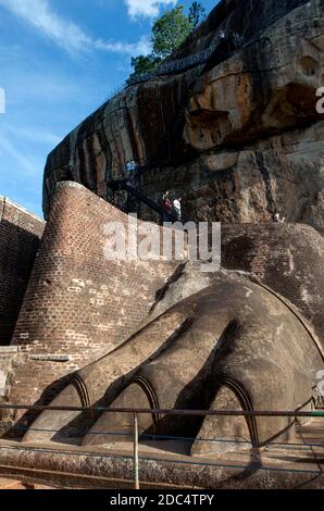 La dernière ascension jusqu'au sommet de la forteresse de Sigiriya Rock au Sri Lanka passe de la plate-forme du lion à travers l'énorme pierre sculptée des mâchoires du Lion. Banque D'Images