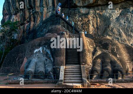 La dernière ascension jusqu'au sommet de la forteresse de Sigiriya Rock au Sri Lanka passe de la plate-forme du lion à travers l'énorme pierre sculptée des mâchoires du Lion. Banque D'Images