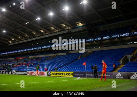 Cardiff, pays de Galles, Royaume-Uni. 18 novembre 2020. Daniel James, du pays de Galles, se prépare à prendre un virage devant des stands vides lors du match de l'UEFA Nations League entre le pays de Galles et la Finlande au stade de Cardiff City Stadium, alors que les supporters continuent d'être tenus à l'extérieur des matchs de football pendant la pandémie du coronavirus. Crédit : Mark Hawkins/Alay Live News Banque D'Images