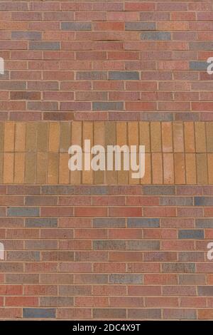 parement décoratif à motif rectangulaire avec placage de briques sur un nouveau mur de bande de centre commercial Banque D'Images