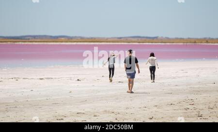 3 touristes explorant le lac Pink à Meningie en Australie méridionale Le 8 novembre 2020 Banque D'Images