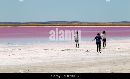 3 touristes prenant des photos du Lac Rose à Meningie Australie du Sud le 8 novembre 2020 Banque D'Images
