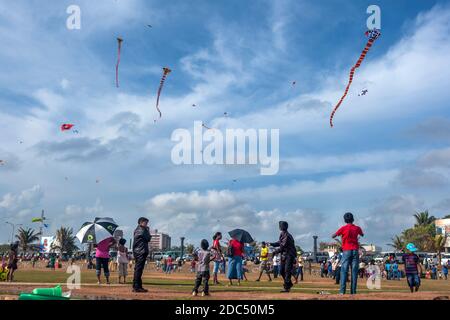 Les enfants volent une variété de cerfs-volants colorés le dimanche après-midi au Galle face Green à Colombo, au Sri Lanka. Banque D'Images