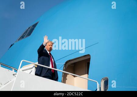 LE président AMÉRICAIN Donald Trump est à bord de la Air Force One le 14 octobre 2020 à la base conjointe Andrews, Maryland. Il est prévu que Trump s'envole pour des Moines, Iowa, pour un rassemblement de campagne Make America Great avant de retourner à la Maison Blanche ce soir. Crédit : Alex Edelman/l'accès photo Banque D'Images