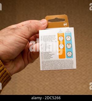 Paris, France - 11 novembre 2020: POV main mâle tenant sur fond blanc nouveau paquet anti-coliques de biberon pour nouveau-né Banque D'Images