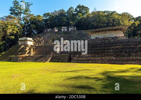 Touristes méconnaissables marchant sur la pyramide maya de Bonampak célèbre pour ses peintures murales, Chiapas, Mexique. Banque D'Images