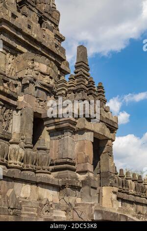 Portique d'entrée à l'un des sanctuaires de l'ancien temple hindou de Prambanan, Rara Jonggrang, dans la région spéciale de Yogyakarta, Indonésie. Banque D'Images