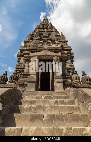 Portique d'entrée à l'un des sanctuaires de l'ancien temple hindou de Prambanan, Rara Jonggrang, dans la région spéciale de Yogyakarta, Indonésie. Banque D'Images