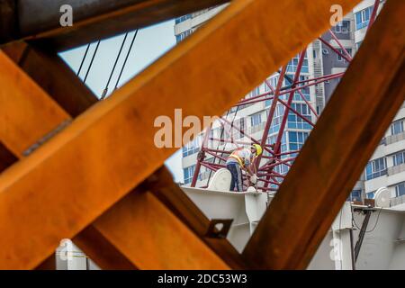 Beijing, Philippines. 18 novembre 2020. Un travailleur travaille sur le site de construction du pont Binondo-Intramuros, financé par la Chine, à Manille, aux Philippines, le 18 novembre 2020. Le projet, lancé en juillet 2018, est l'un des deux ponts d'aide à la Chine traversant la rivière Pasig, dans la capitale philippine Manille. Ces ponts devraient non seulement améliorer la capacité et l'efficacité du couloir de transport du Grand Manille, mais aussi renforcer la résilience du réseau routier du pays contre les catastrophes naturelles. Crédit: Rouelle Umali/Xinhua/Alamy Live News Banque D'Images