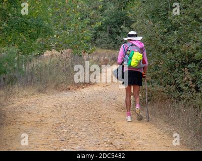 Pèlerin solitaire sur le Camino - San Juan de Ortega, Castille et León, Espagne Banque D'Images